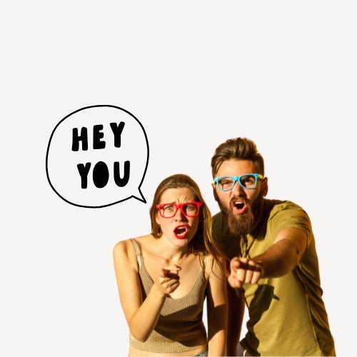 homme et femme à lunettes interpellant le client du microbiote store de befeedo pour lui dire qu'il bénéficie d'un code promo pour sa première commande de produits bons pour le microbiote